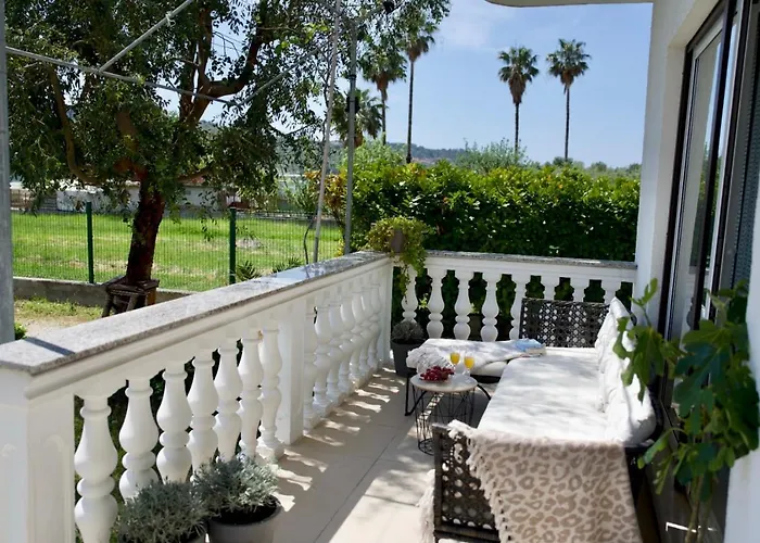 Big Beachfront Smokvica In Apartamento Trogir