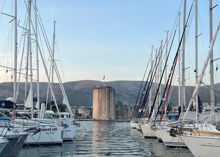 Big Beachfront Smokvica In Apartamento Trogir