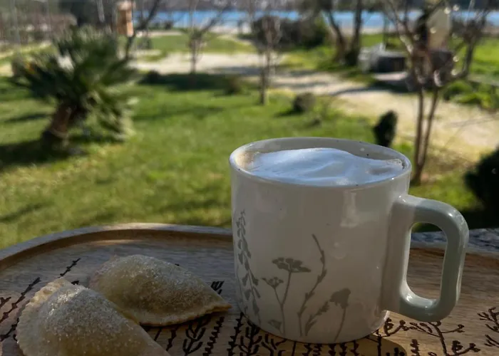 Big Beachfront Smokvica In Apartamento Trogir