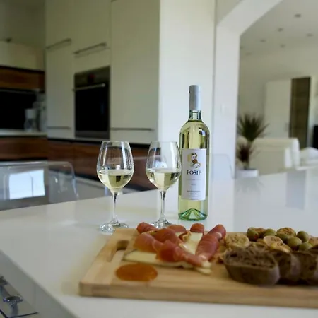 Smokvica Beachfront Apartment Trogir 트로기르