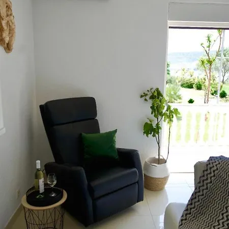Smokvica Beachfront Apartment Trogir 트로기르