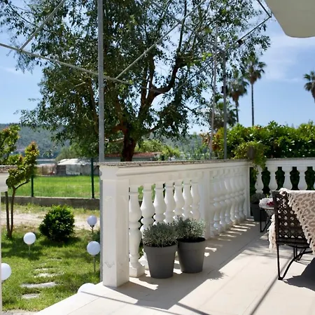 Smokvica Beachfront Apartment Trogir * 트로기르