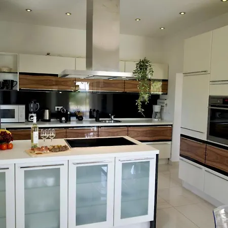 Big Beachfront Smokvica In Apartment Trogir
