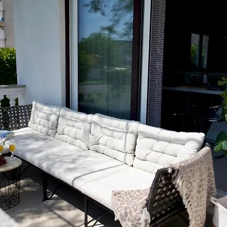 Smokvica Beachfront Apartment Trogir * 트로기르