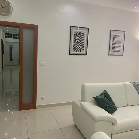 Smokvica Beachfront Apartment Trogir * 트로기르