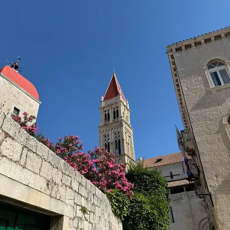 Smokvica Beachfront Apartment Trogir 아파트
