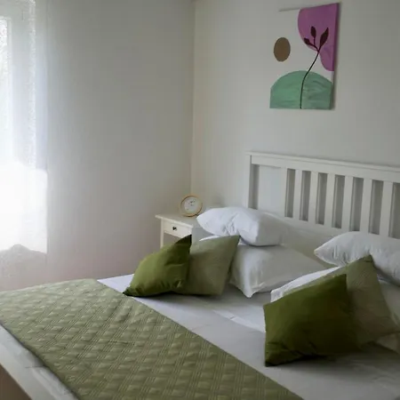 Smokvica Beachfront Apartment Trogir شقة *