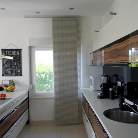Smokvica Beachfront Apartment Trogir * تروغير