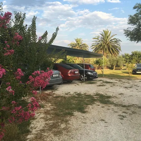 Smokvica Beachfront Apartment Trogir شقة