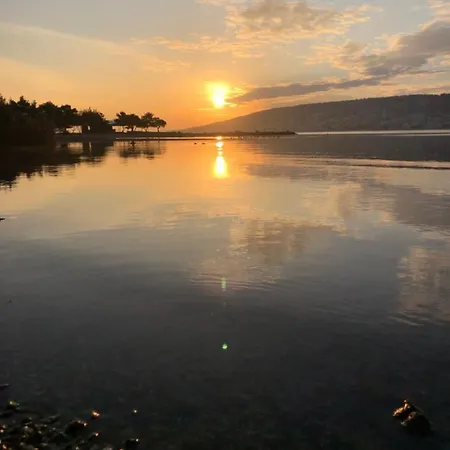 Smokvica Beachfront Apartment Trogir