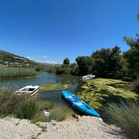 شقة Smokvica Beachfront Apartment Trogir *
