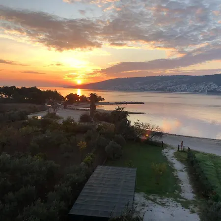Smokvica Beachfront Apartment Trogir شقة