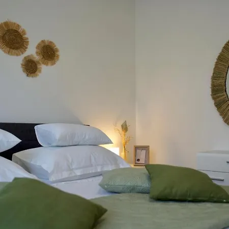 Smokvica Beachfront Apartment Trogir