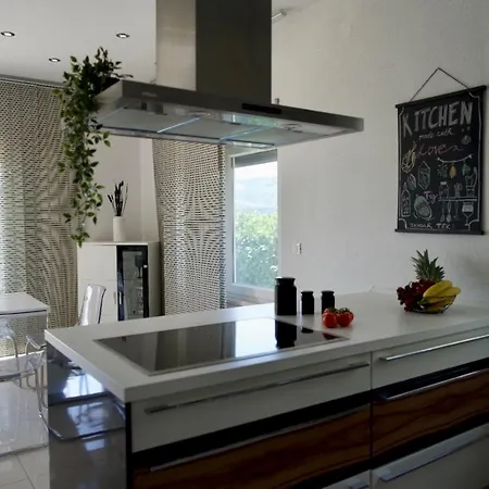 Smokvica Beachfront Apartment Trogir * تروغير