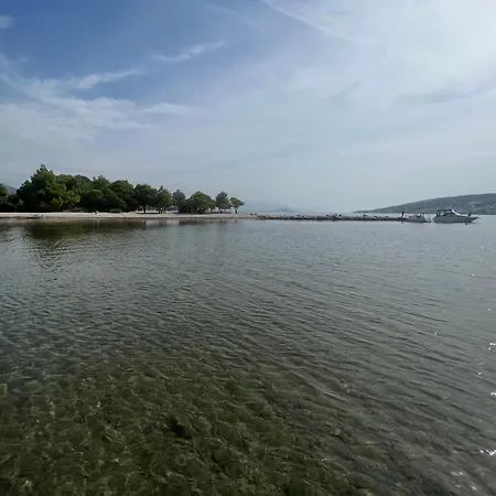 Smokvica Beachfront Apartment Trogir شقة *