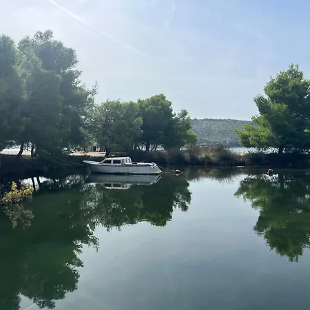 Smokvica Beachfront Apartment Trogir *