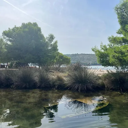 شقة Smokvica Beachfront Apartment Trogir *
