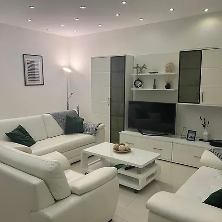 Smokvica Beachfront Apartment Trogir شقة