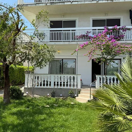 Smokvica Beachfront Apartment Trogir شقة *
