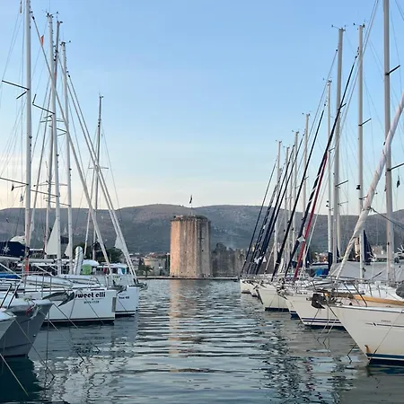 Smokvica Beachfront Apartment Trogir شقة تروغير
