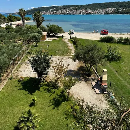 Smokvica Beachfront Apartment Trogir شقة *