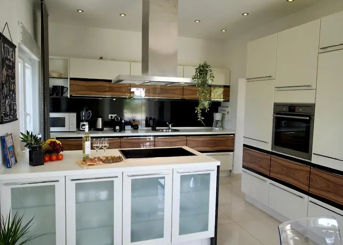 Big Beachfront Smokvica In Appartement Trogir