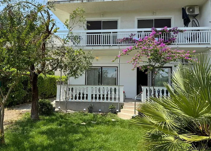 Big Beachfront Smokvica In Appartement *